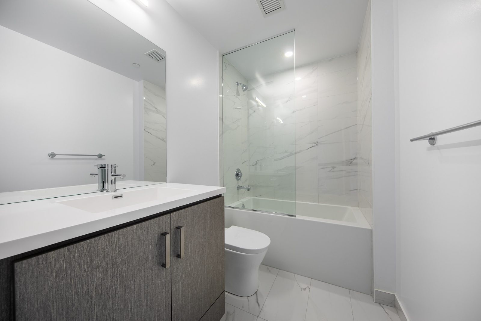 VMC 전철 인근 1+덴 $2,050/M 사진 3