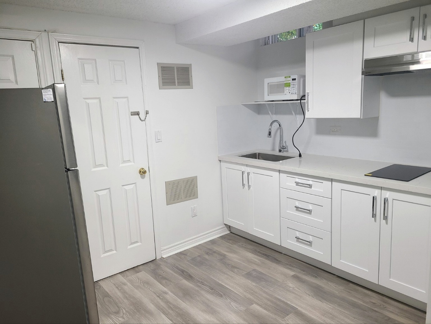 [남녀불문] □■ 힐다&클락 하우스 1 bed 1 bath 베이스먼트 전체 렌트 □■ 사진 2