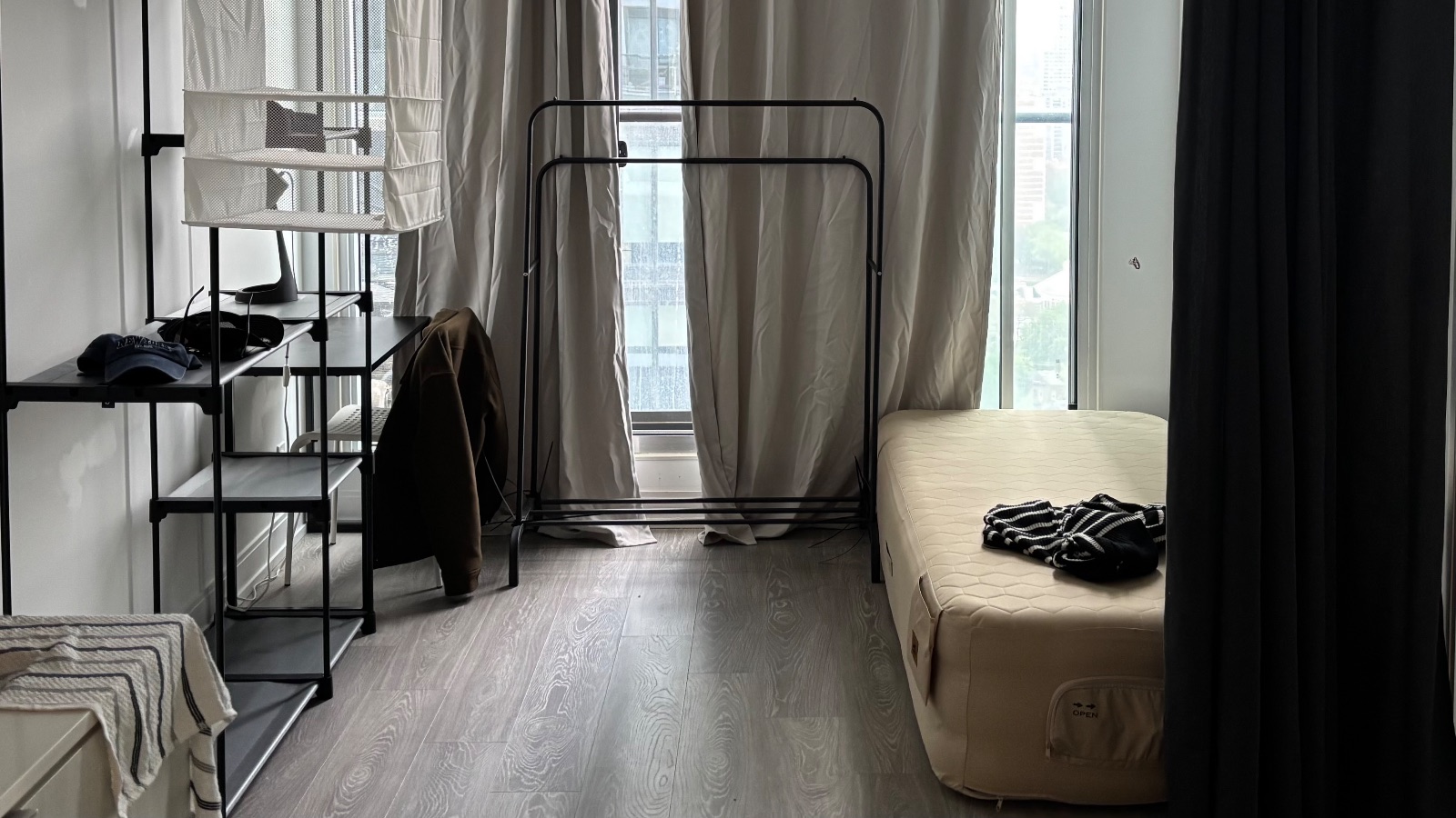 다운타운 TMU 역 근처 콘도 거실(850)