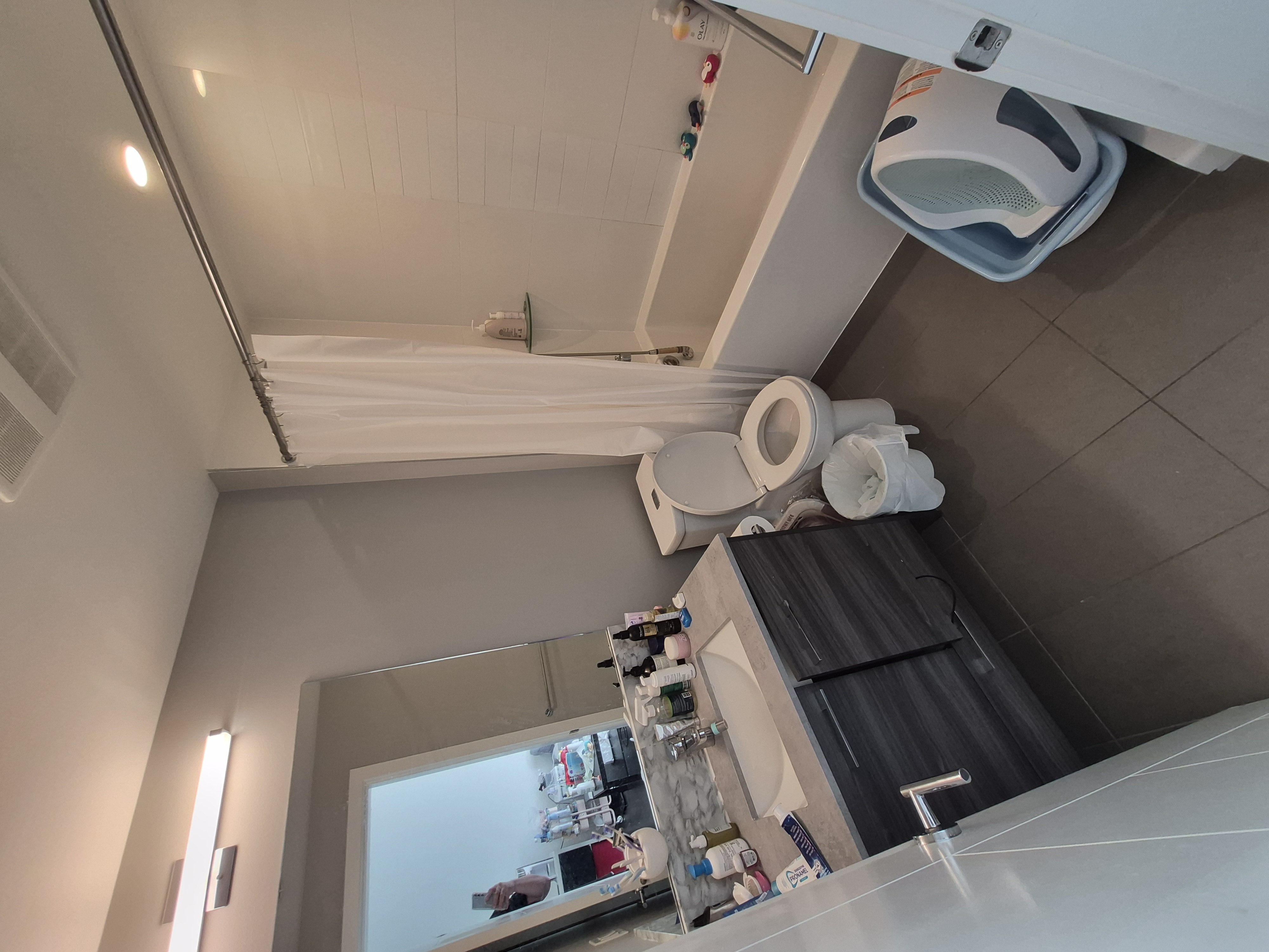 🏡 Surrey Central 근처 넓은 1베드룸 콘도 사진 3