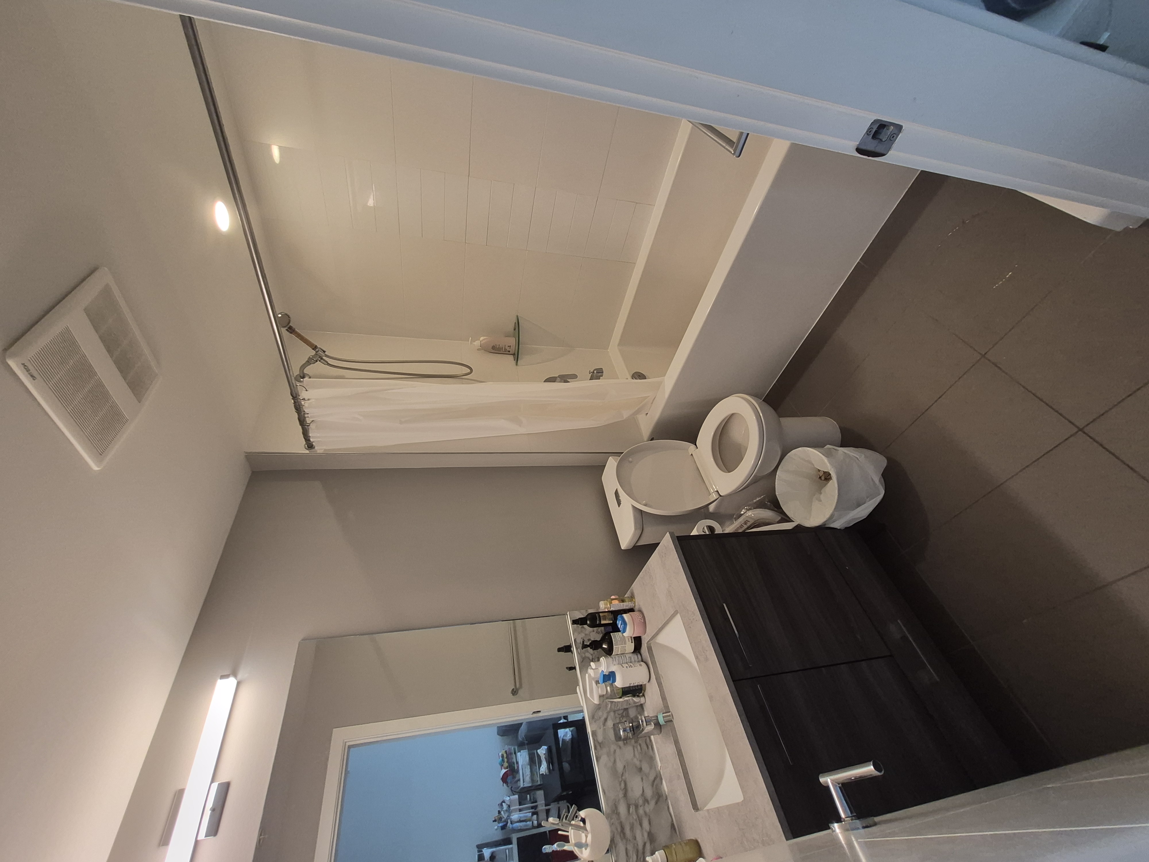 써리 센트럴 근처 580sq.ft 1bed 콘도 렌트 합니다! (가구완비) 가격조정 사진 3
