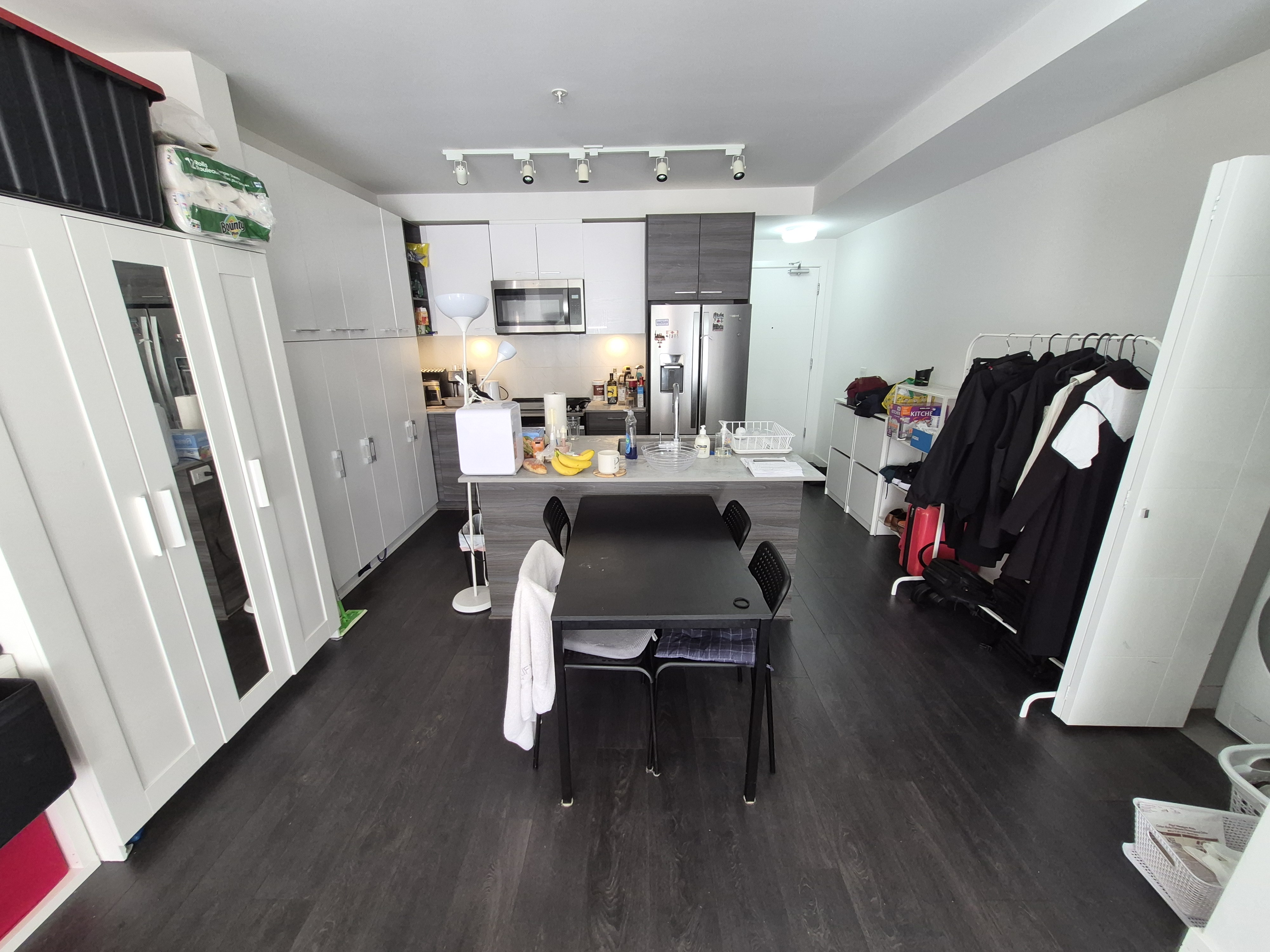 써리 센트럴 근처 580sq.ft 1bed 콘도 렌트 합니다! (가구완비) 가격조정
