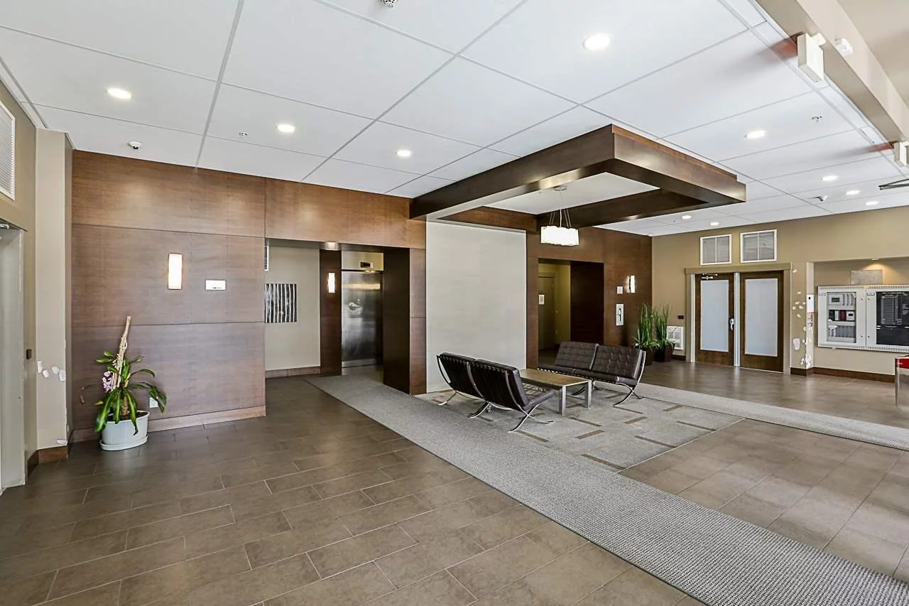 Surrey Central 밝고 모던한 1베드 콘도 렌트 | 주차장 & 스토리지 포함 사진 2