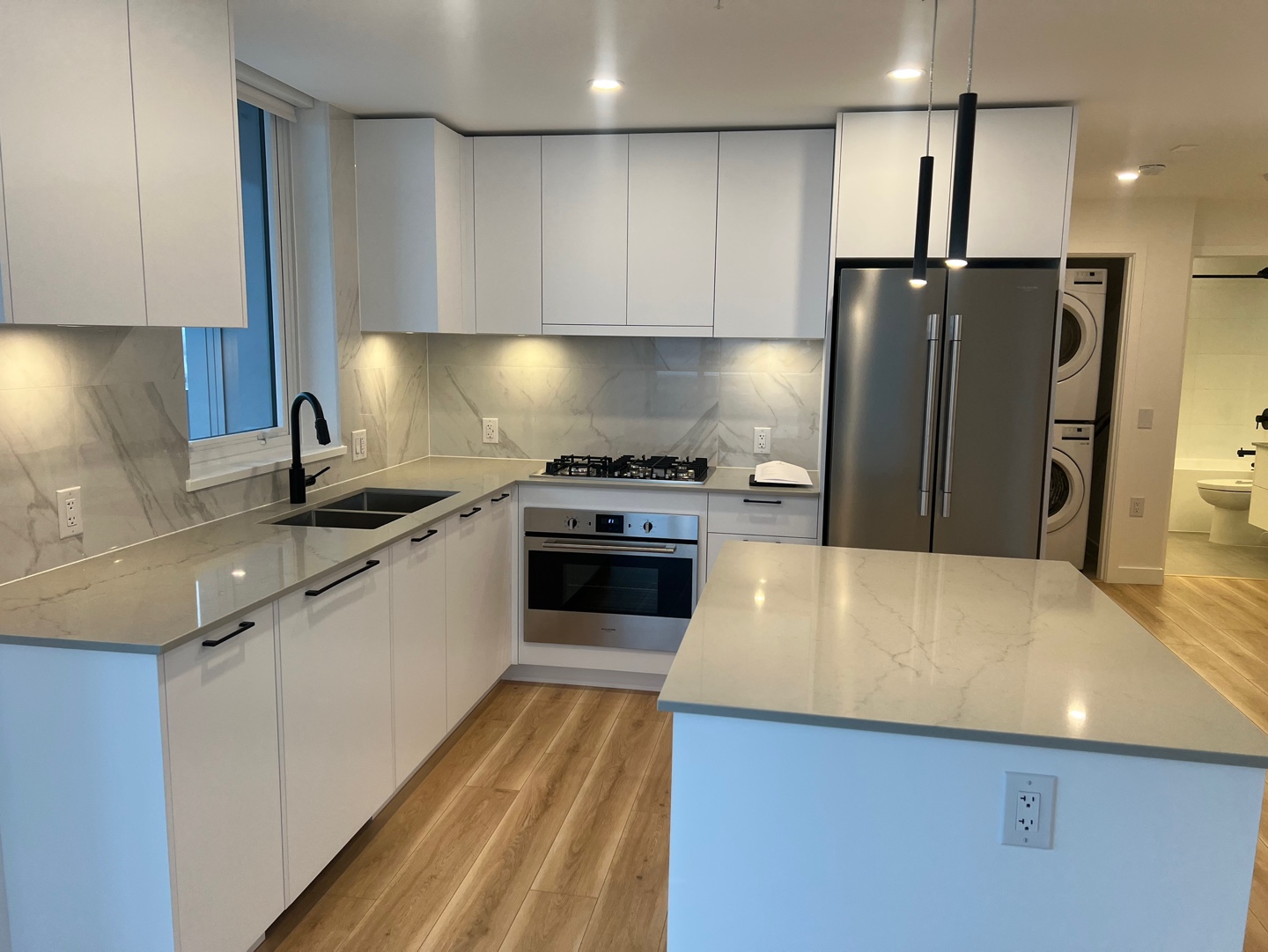 랭리 The Tower 2Bed+Den+2Bath 콘도
