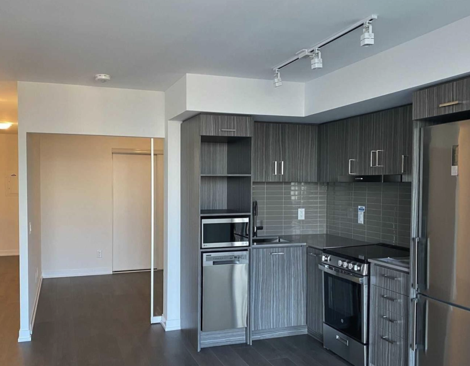 펜트하우스 층 남향 채광! TMU 코앞 인디 콘도 559sqft 1베드룸 월 $2,095
