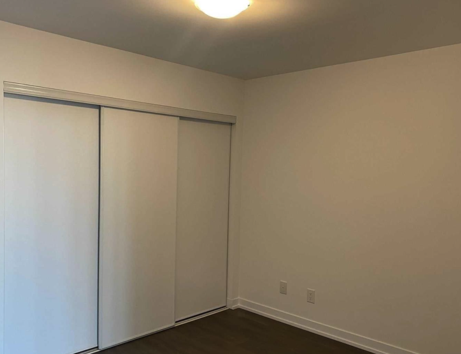 펜트하우스 층 남향 채광! TMU 코앞 인디 콘도 559sqft 1베드룸 월 $2,095 사진 3