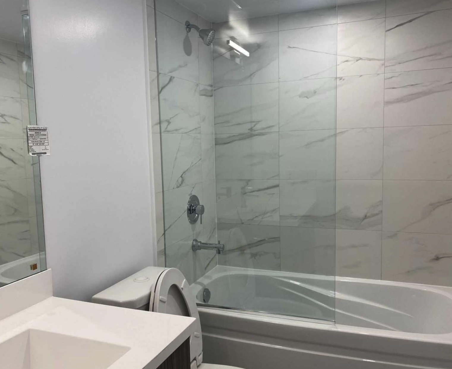 펜트하우스 층 남향 채광! TMU 코앞 인디 콘도 559sqft 1베드룸 월 $2,095 사진 4