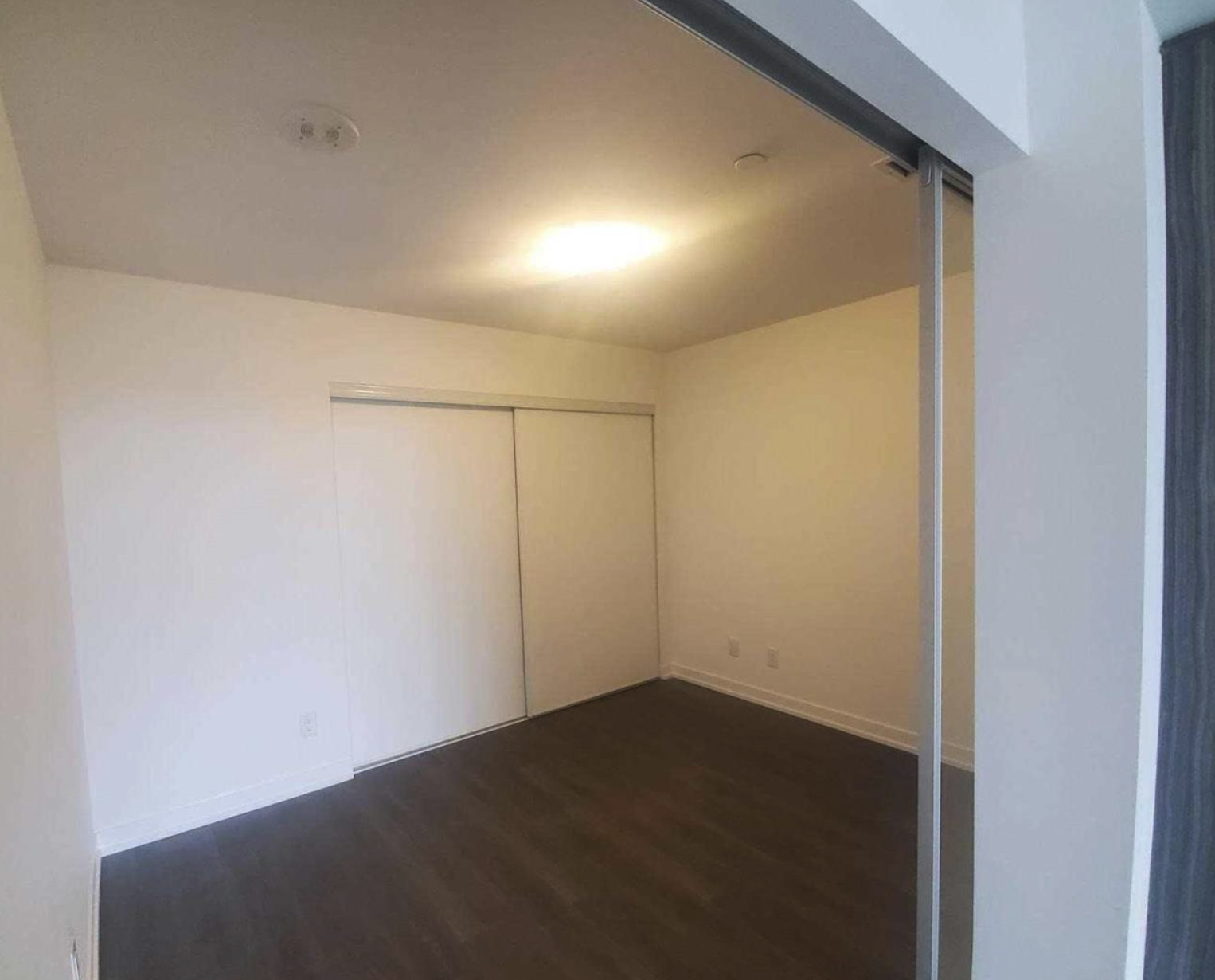 펜트하우스 층 남향 채광! TMU 코앞 인디 콘도 559sqft 1베드룸 월 $2,095 사진 5
