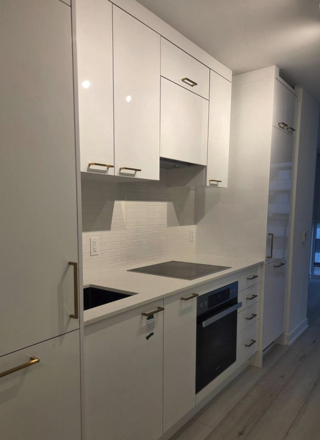요크빌 옆 신축! 33층 서향 노을 뷰 + 9피트 층고 559sqft 1베드룸 사진 4