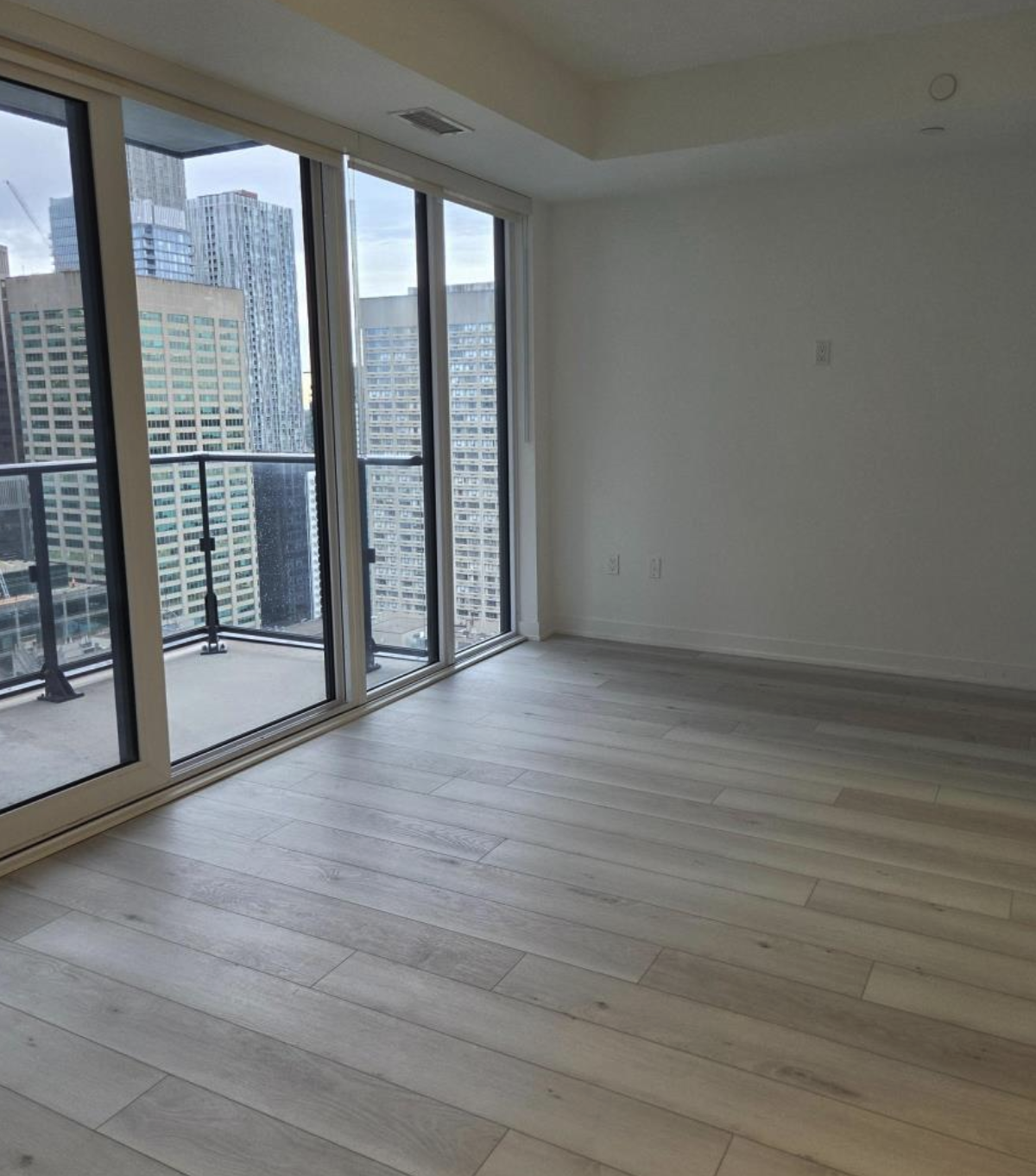 요크빌 옆 신축! 33층 서향 노을 뷰 + 9피트 층고 559sqft 1베드룸 사진 5