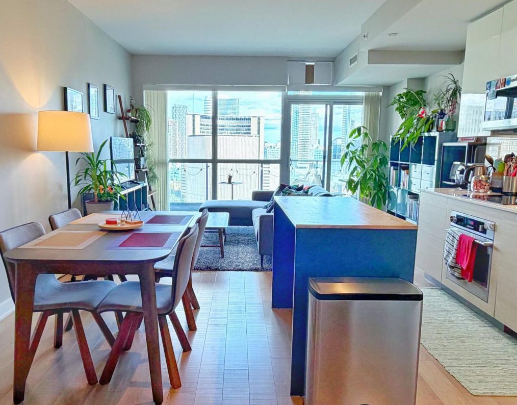 인터넷·수도세 무료! 가구 풀옵션 완비, 23층 동향 754sqft 2베드룸
